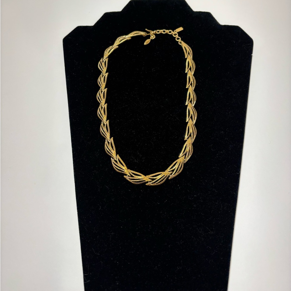 Monet VTG Choker Gold Tone Textured Leaf Design Necklace 15” Clasp To Clasp - Picture 7 of 8